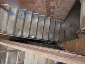 Die Treppen zum ersten Stock nach Einbau